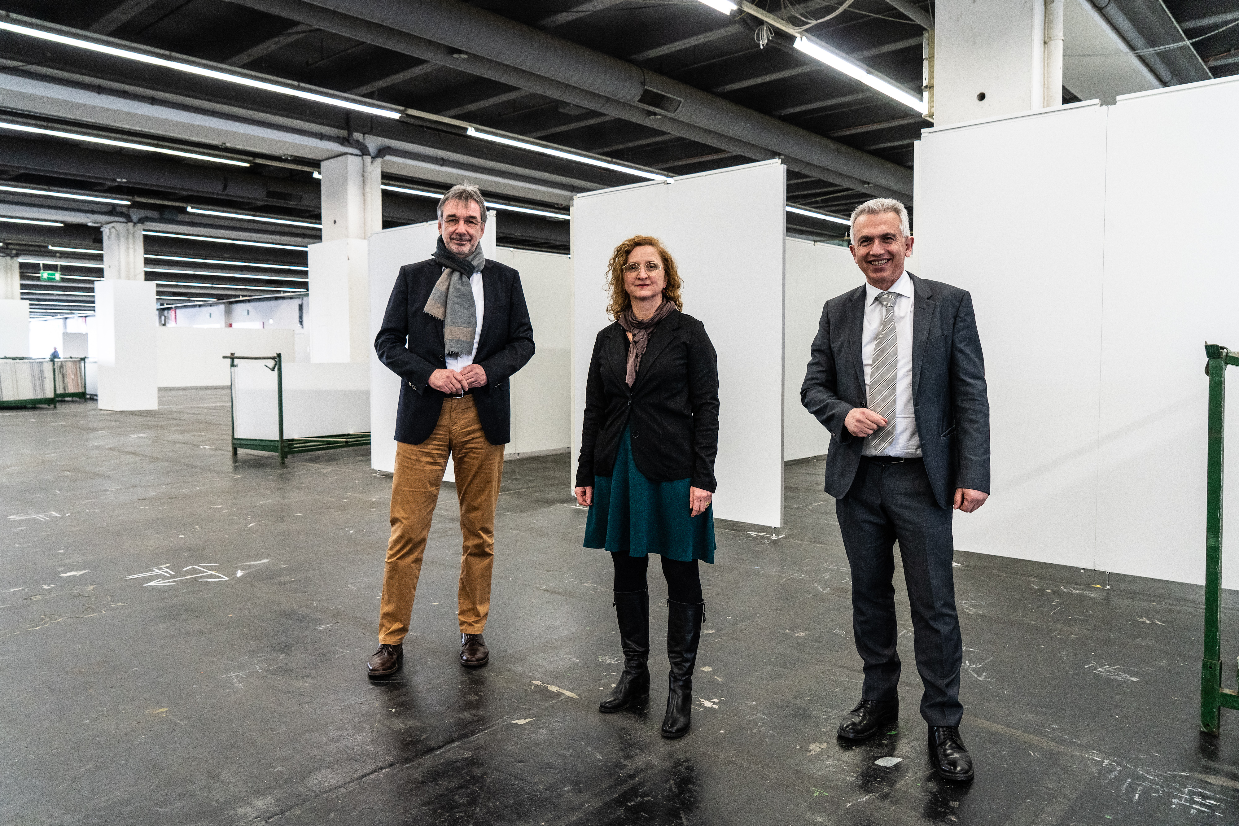 First aid centre in Messe Frankfurt's exhibition hall 1. From left to right: Uwe Behm, Member of the Board of Management of Messe Frankfurt, Elke Voitl, Head of Social Affairs of the City of Frankfurt am Main, Peter Feldmann, Lord Mayor of the City of Frankfurt am Main and Chairman of the Supervisory Board of Messe Frankfurt.